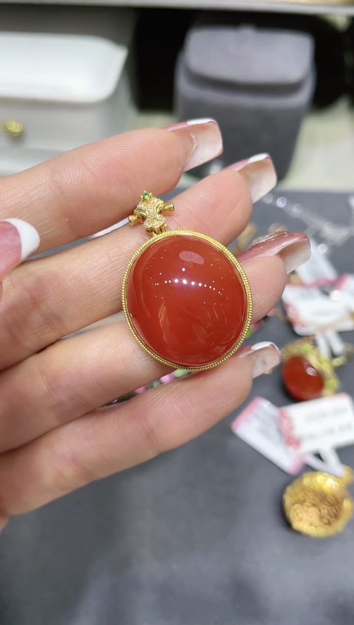 18K金镶嵌南红吊坠