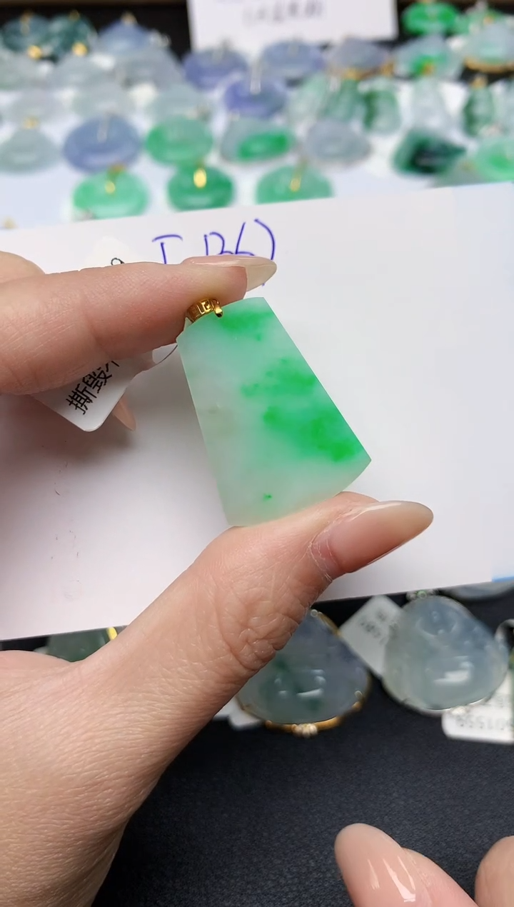 颈饰18K金镶嵌翡翠天然缅甸A货翡翠百元以上9元证书费自理