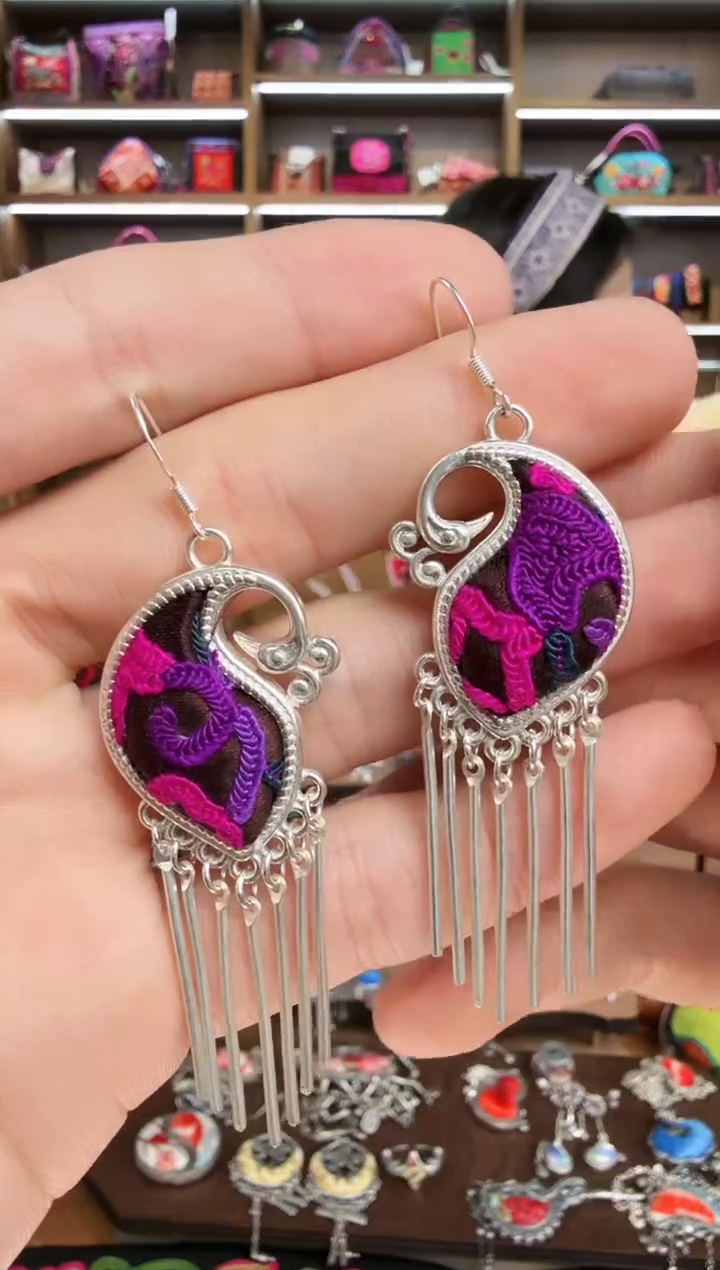 【闪购商品】织绣172蒙阿苏苗绣传承