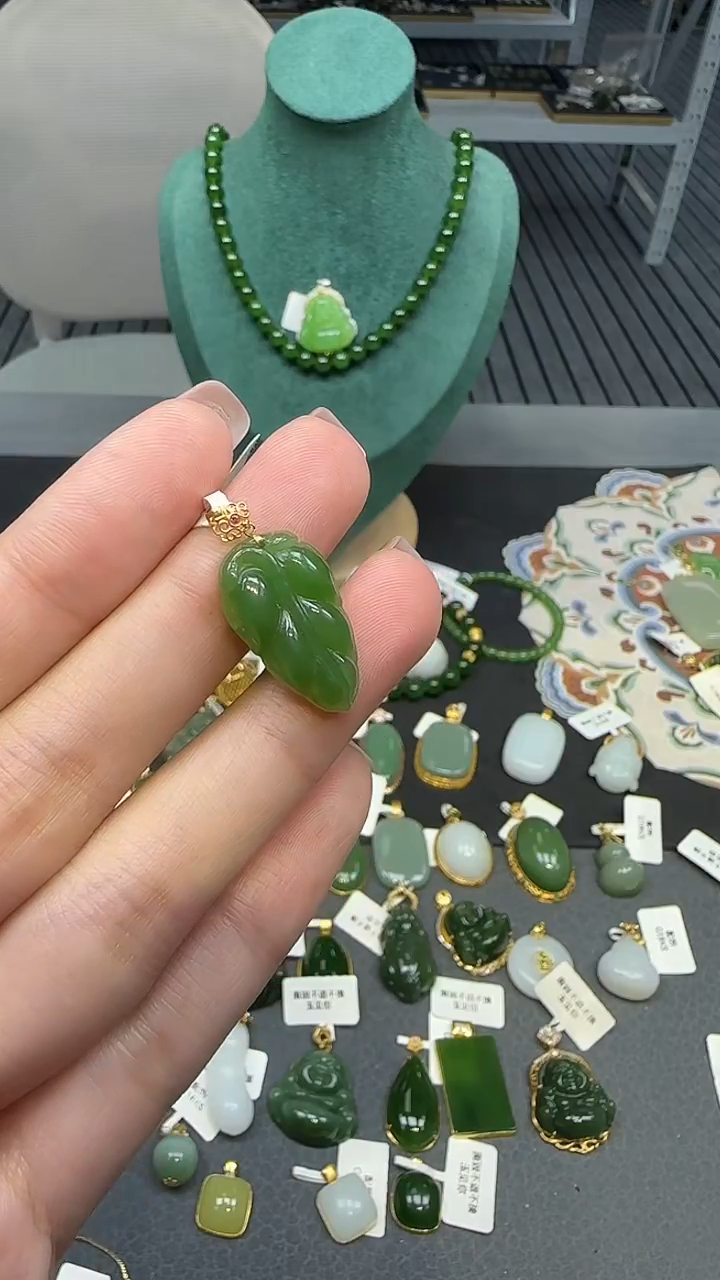 18K金镶嵌和田玉挂件1