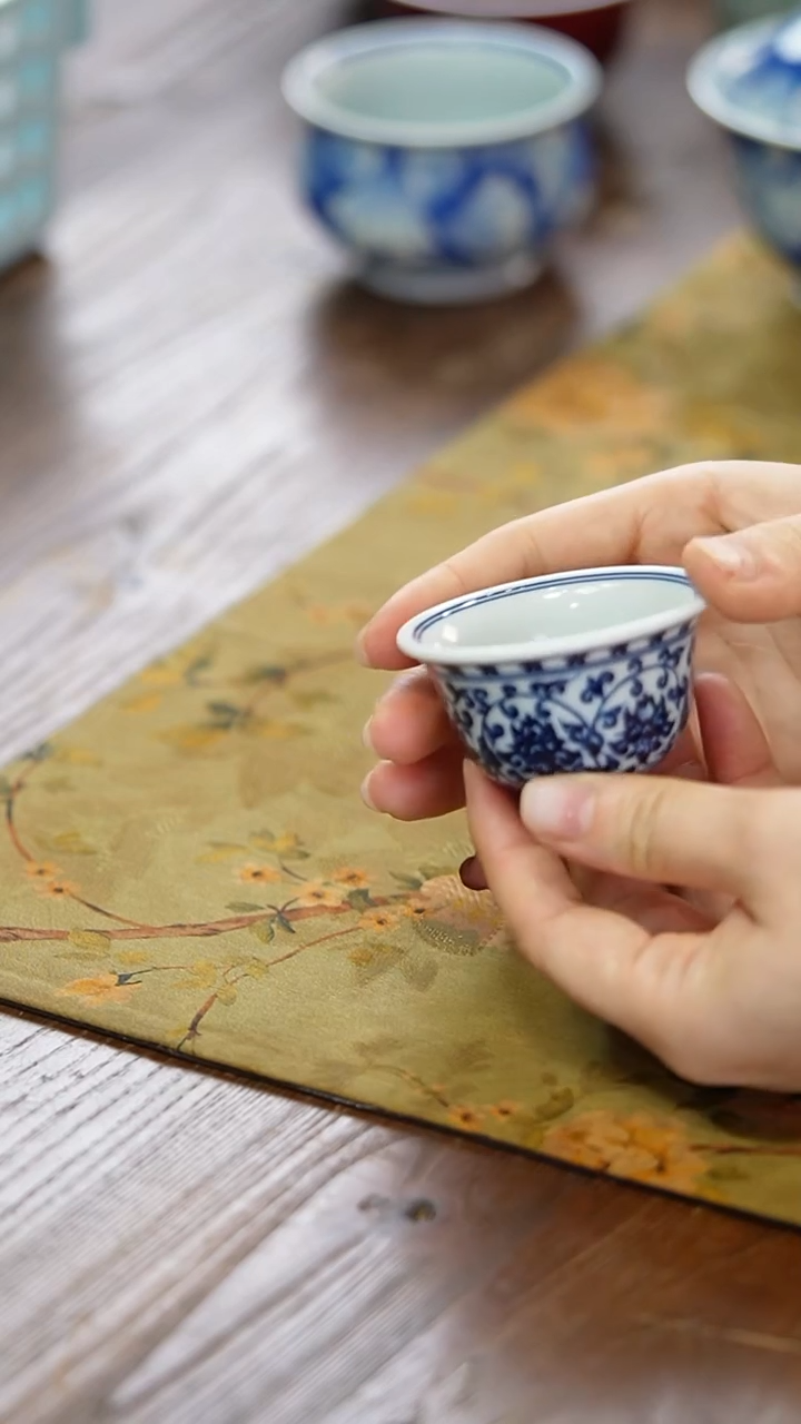 景德镇陶瓷茶器缠之莲小号压手杯