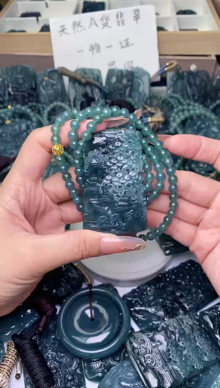 翡翠未镶嵌颈饰          