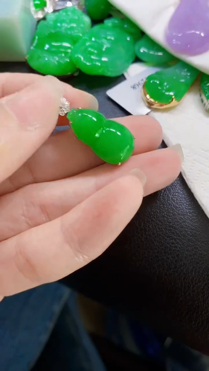 颈饰18K金镶嵌翡翠?****.葫芦