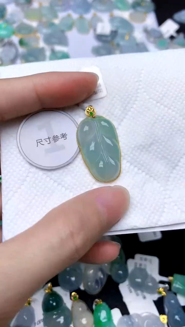 颈饰18K金镶嵌翡翠天然A货翡翠