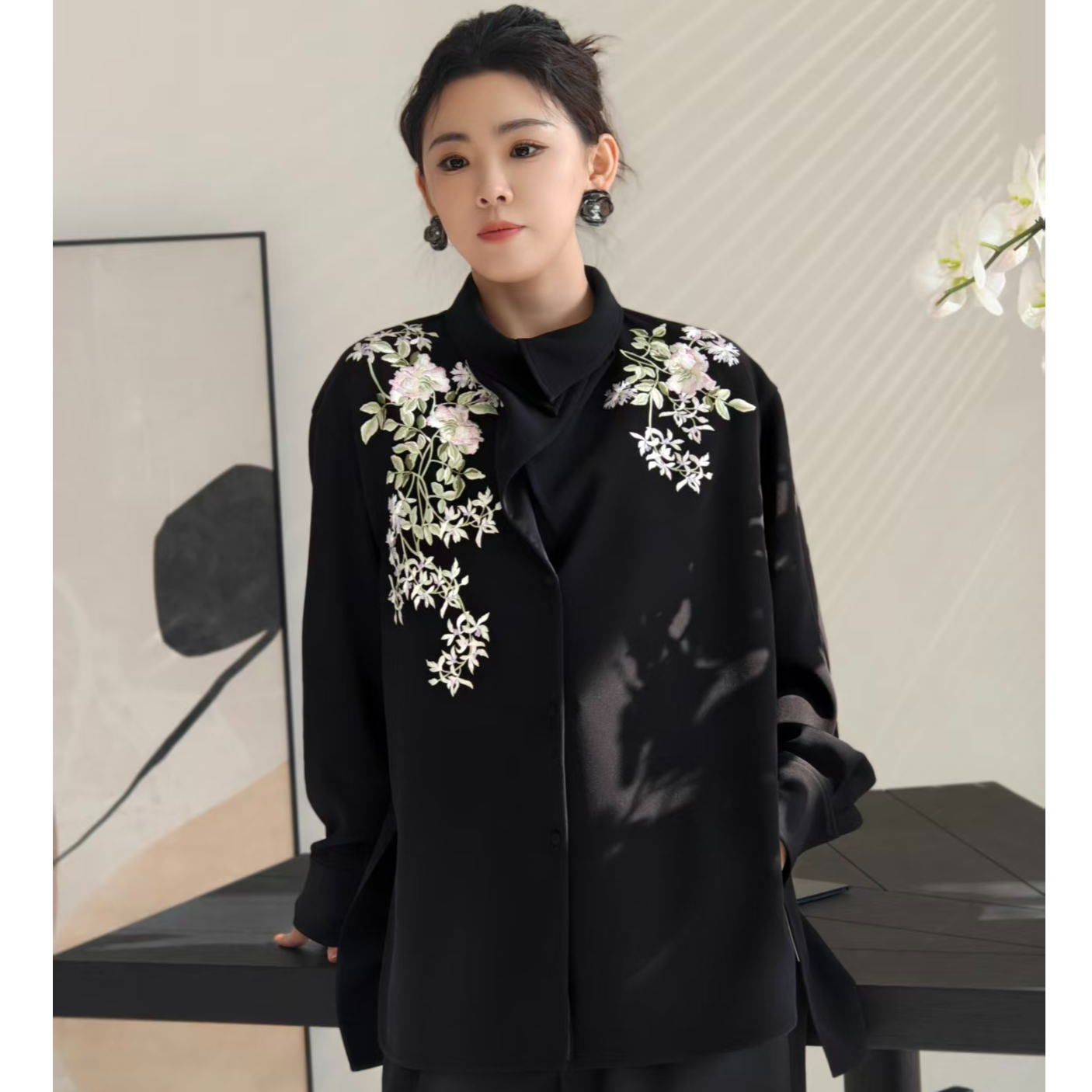 【张羽推荐】LAMAISONJADE 玉琼26春黑色醋酸绣花落肩翻领小衫 3054