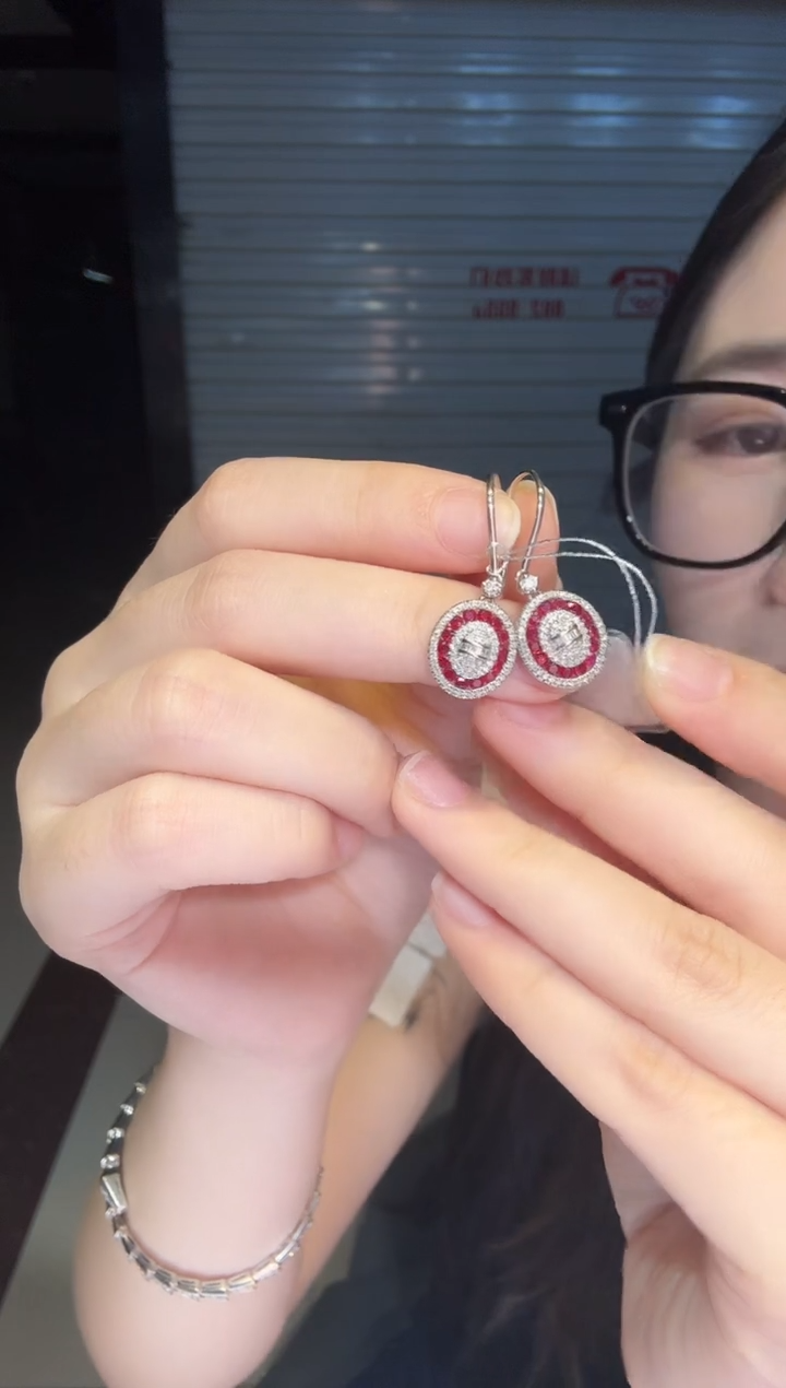 18K金镶嵌耳饰红宝石耳钩