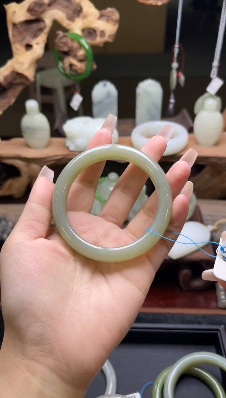 【闪购商品】和田玉手镯未镶嵌且末青白60圈9006817