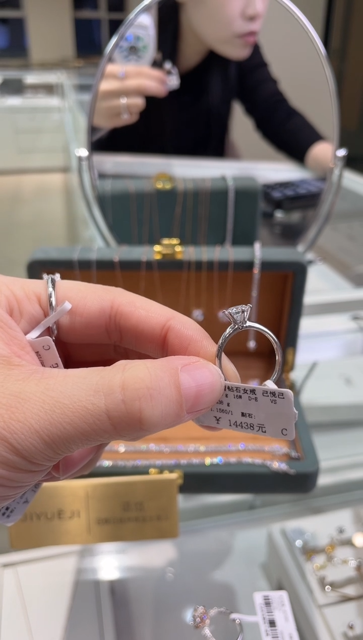 【闪购商品】实验室培育钻石18K金镶嵌戒指钻戒