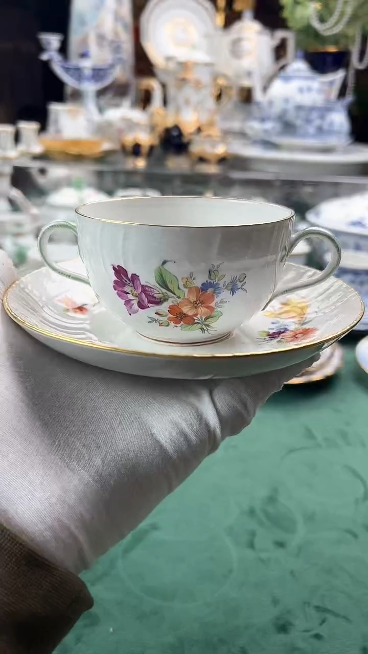 【闪购商品】瓷片KPM螺旋浮雕双耳碗（画片随机）