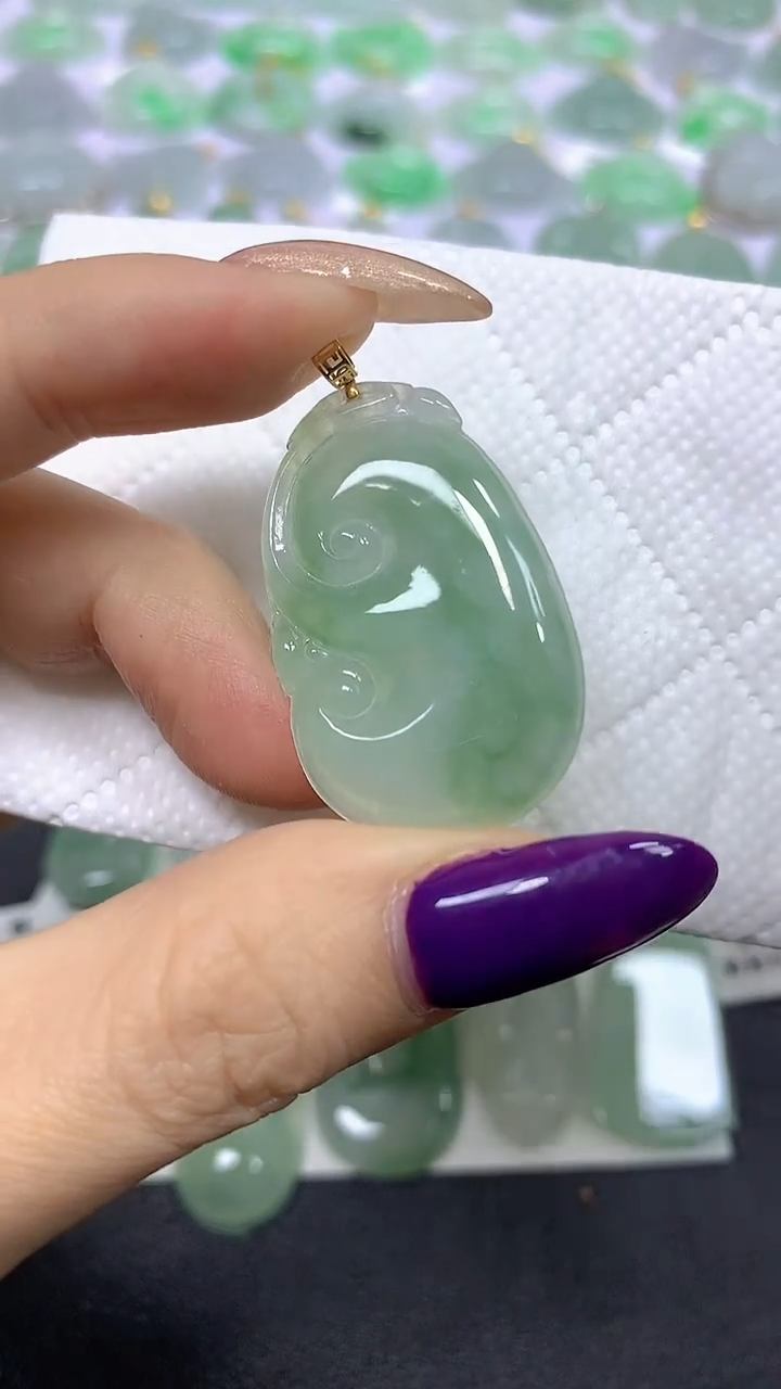 颈饰18K金镶嵌翡翠 