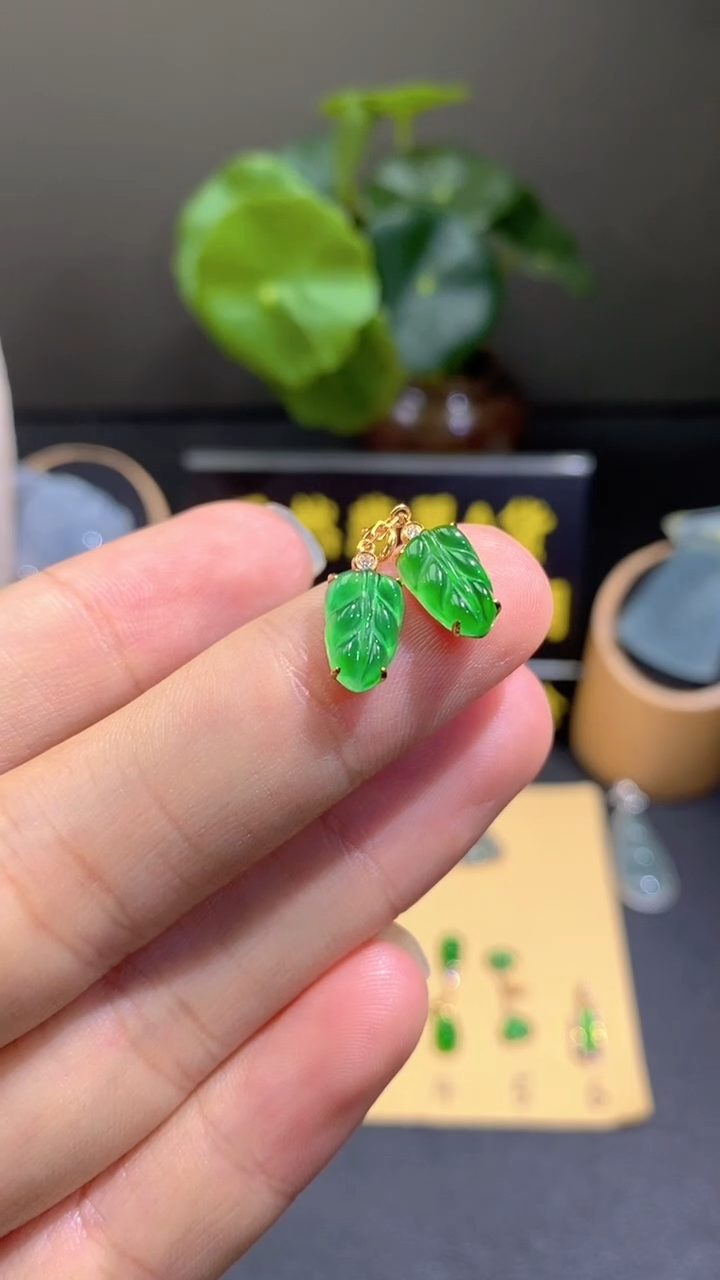 颈饰18K金镶嵌翡翠翡翠A货