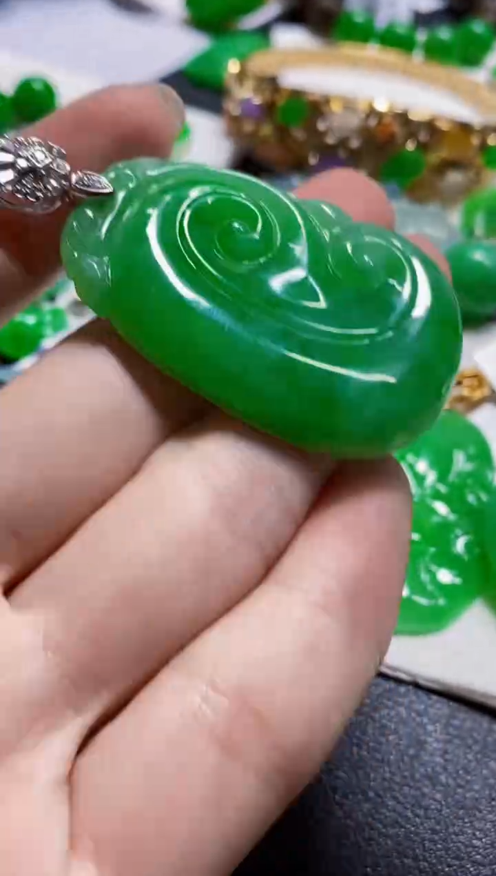 颈饰18K金镶嵌翡翠樱****看如意