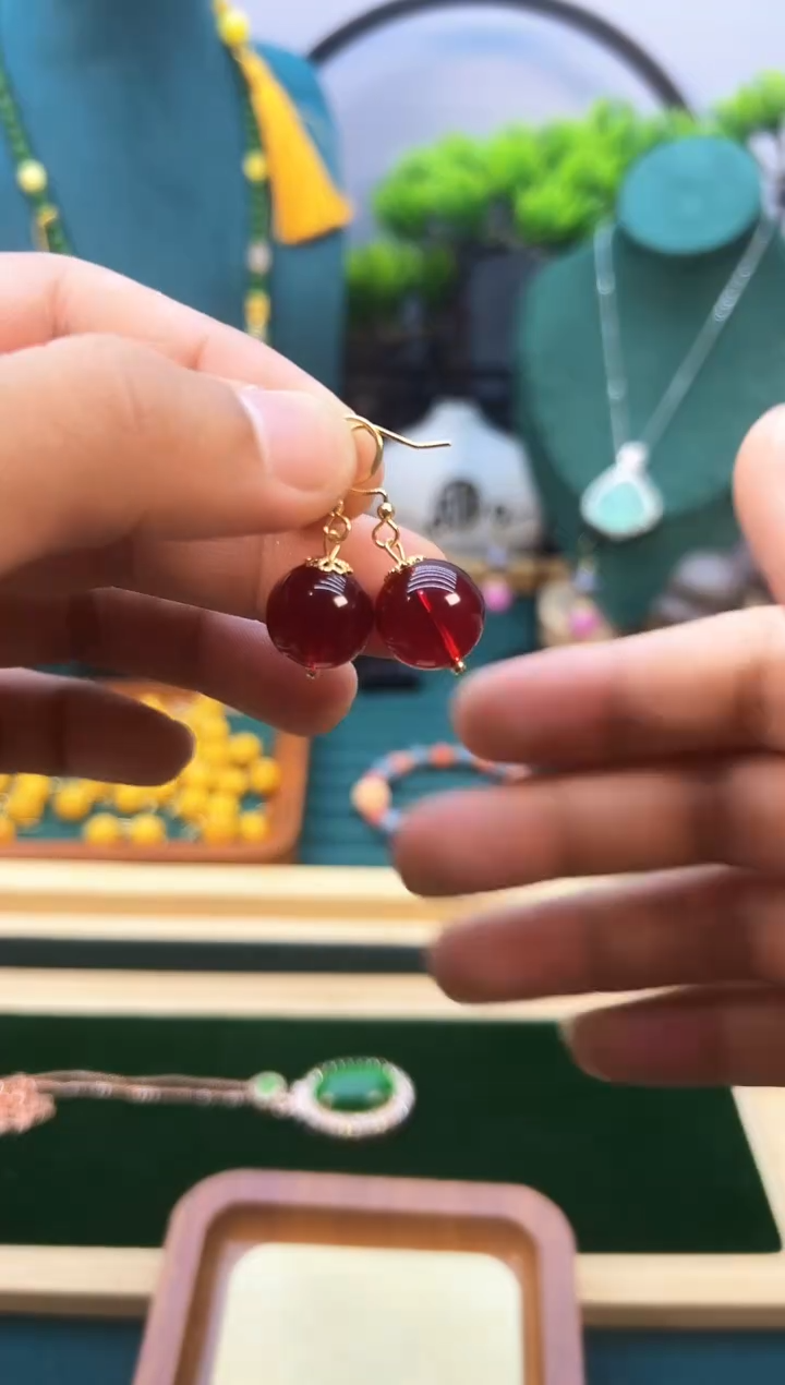 14K金镶嵌血珀耳饰E329       