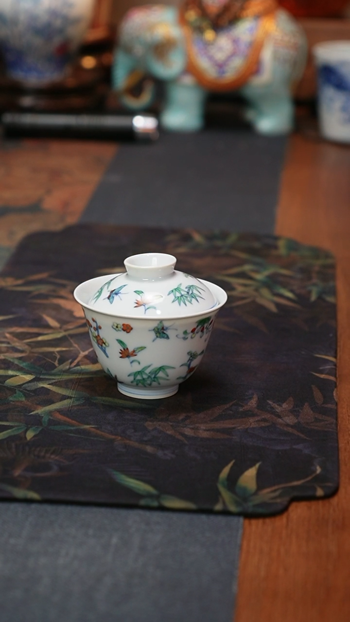 【闪购商品】青花斗彩花蝶纹盖碗