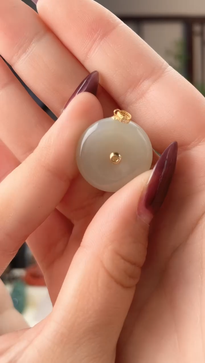 颈饰18K金镶嵌和田玉扣 p 