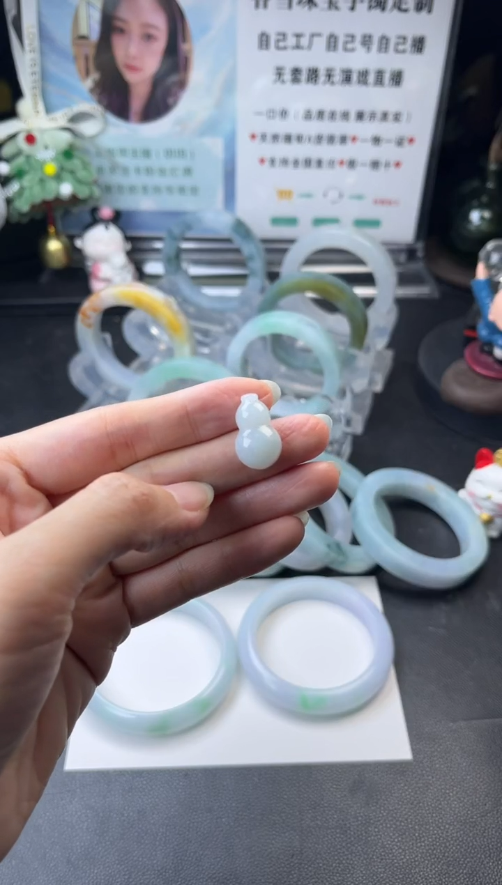 颈饰未镶嵌翡翠小**?翡翠葫芦单样发一件