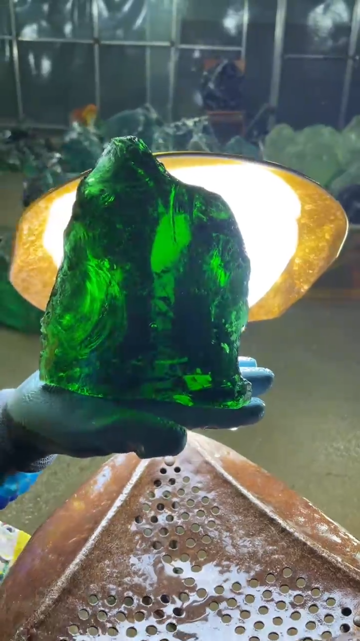 新疆五彩石石头。