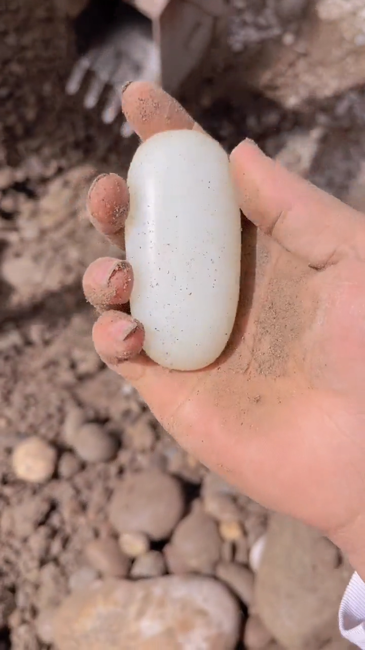 透闪石质玉未镶嵌珠宝奇石透闪石质玉，未镶嵌珠宝奇石。