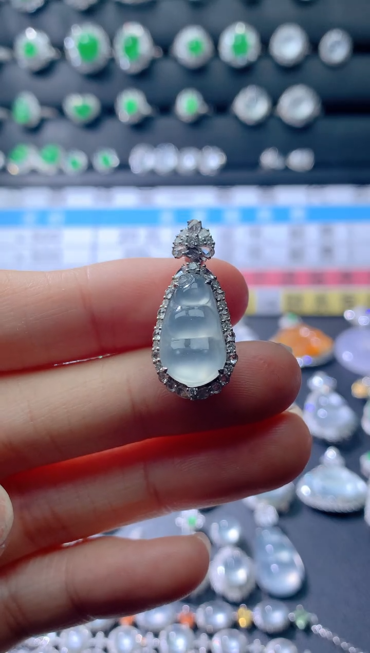 颈饰18K金镶嵌翡翠18K翡翠伴钻