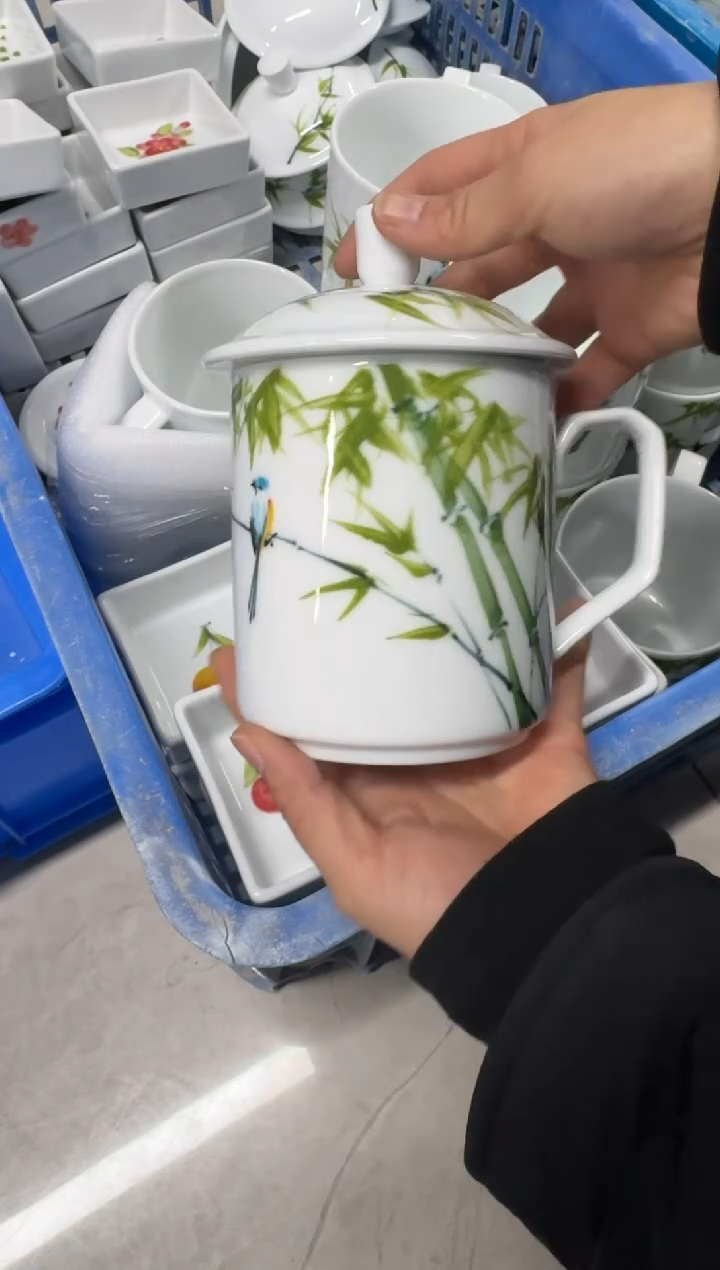 景德镇手绘釉中彩（食品级）带盖办公杯