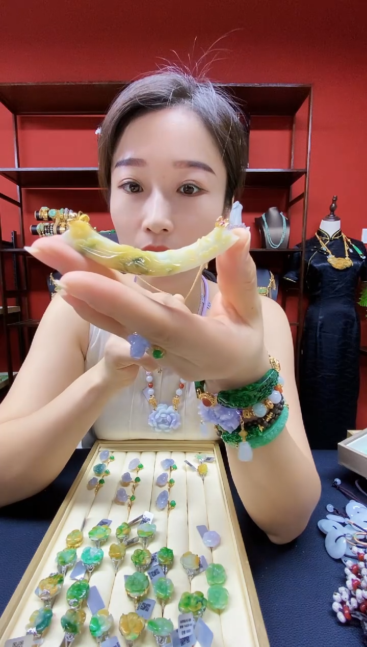 颈饰未镶嵌翡翠吊坠