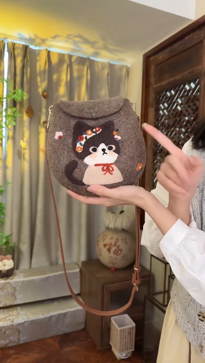 羊毛非遗纯手工包  蛋蛋包花环猫咪
