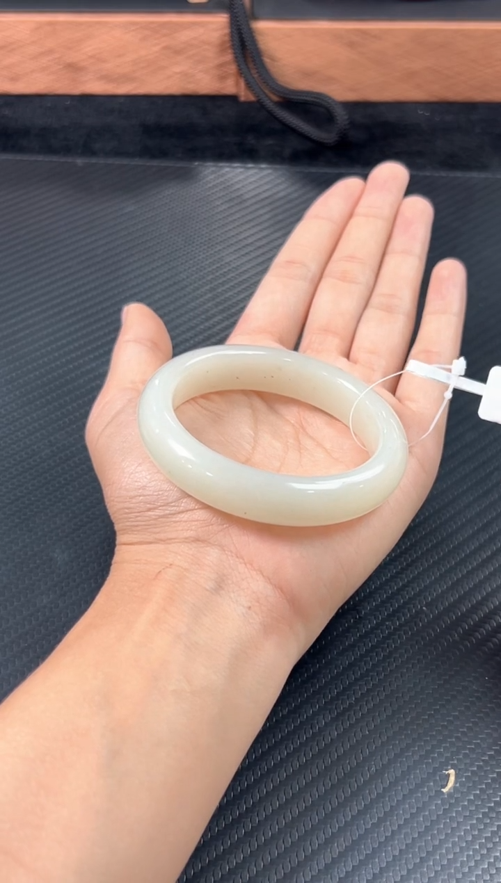 和田玉手镯未镶嵌黑山微色差56Mj