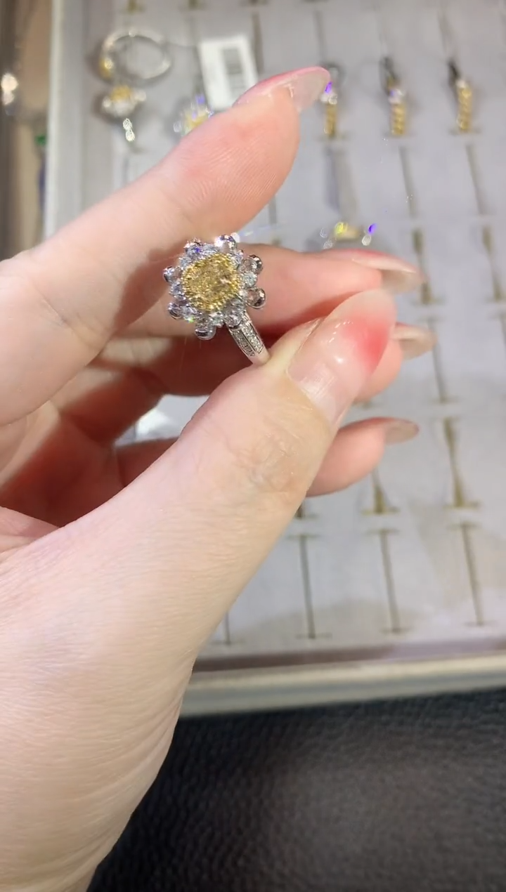 【闪购商品】钻石戒指18K金镶嵌C70        