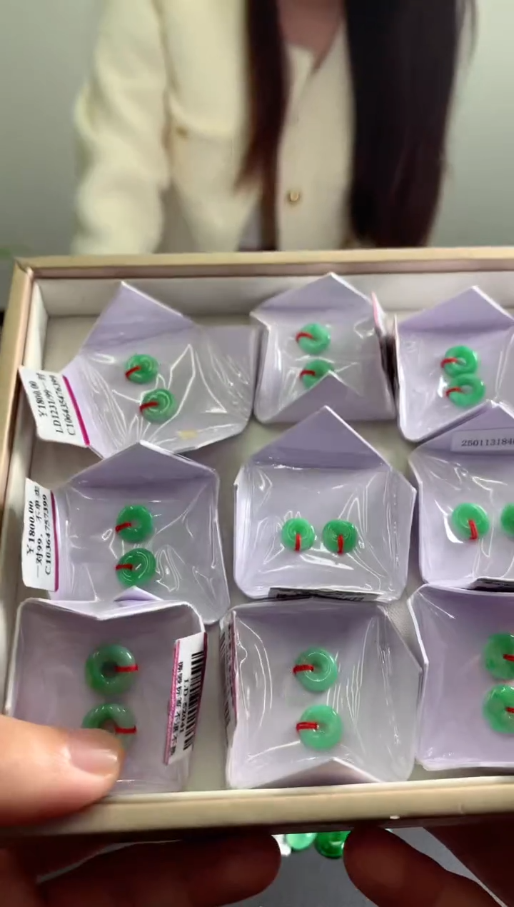 【闪购商品】翡翠吊坠(不含链)未镶嵌多样性发其一