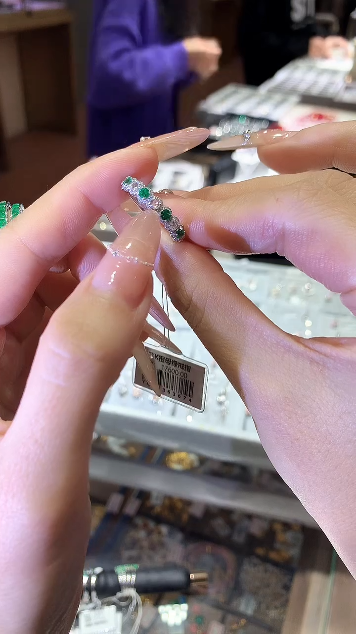 【闪购商品】祖母绿戒指18K金镶嵌戒指