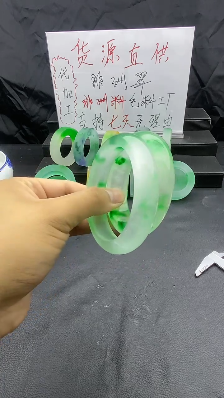 玉冰飘绿花色手镯