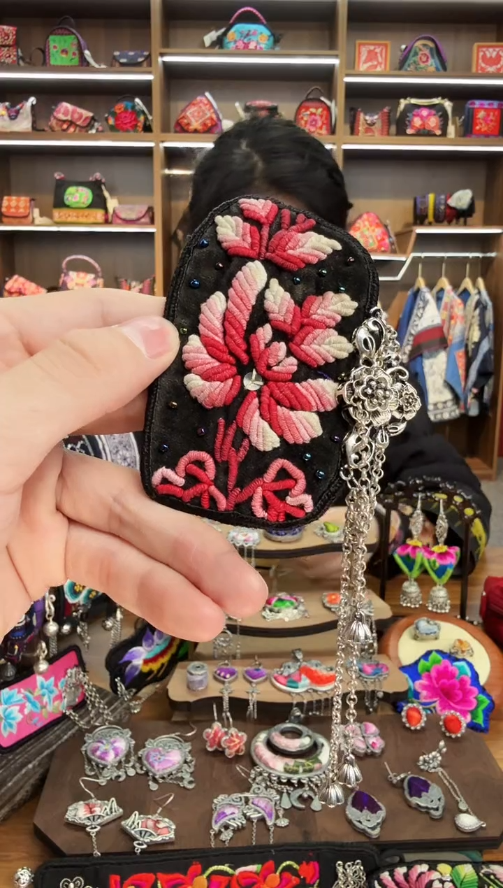 【闪购商品】织绣97蒙阿苏苗绣传承