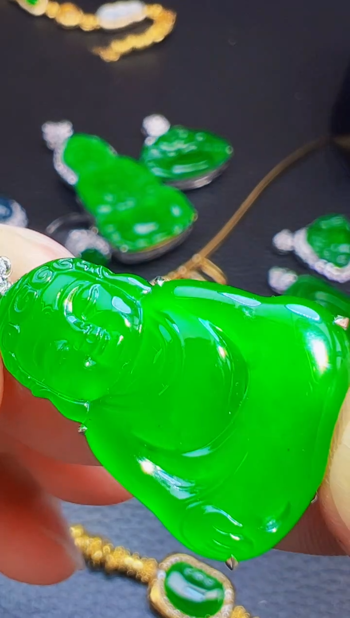 颈饰18K金镶嵌翡翠佳*宝翡翠