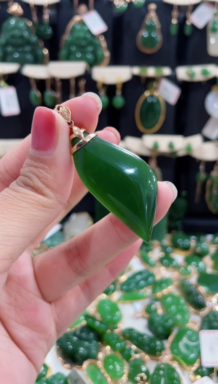 和田玉（碧玉）18K金镶嵌颈饰随型