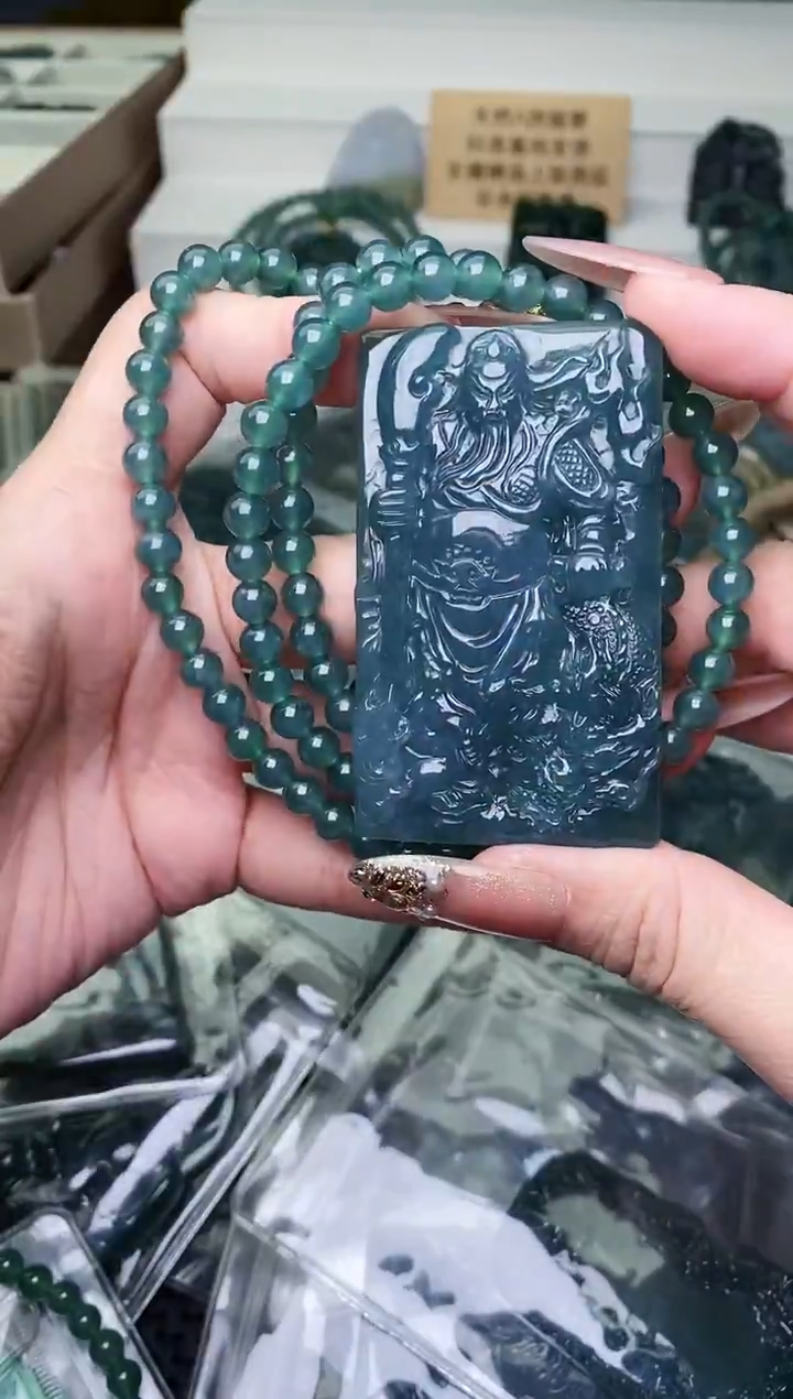 颈饰未镶嵌翡翠 