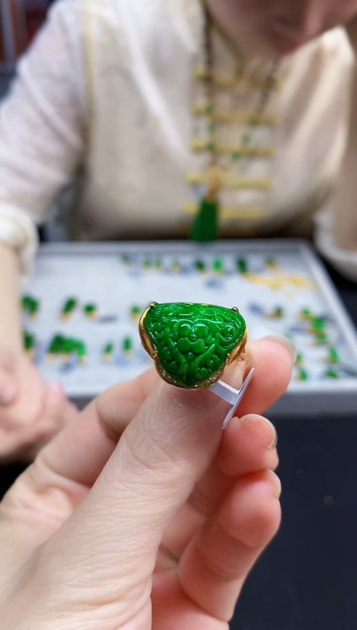 颈饰未镶嵌翡翠戒指