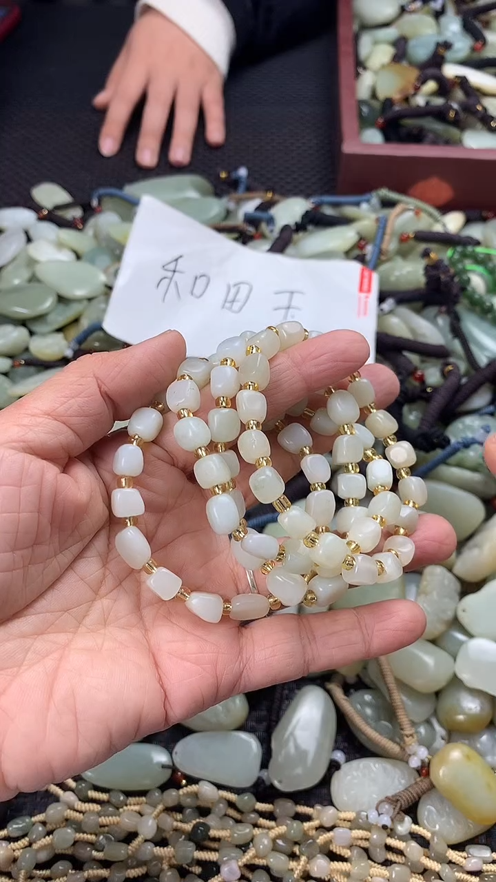 颈饰未镶嵌和田玉（多样性发一件）没有证书有瑕