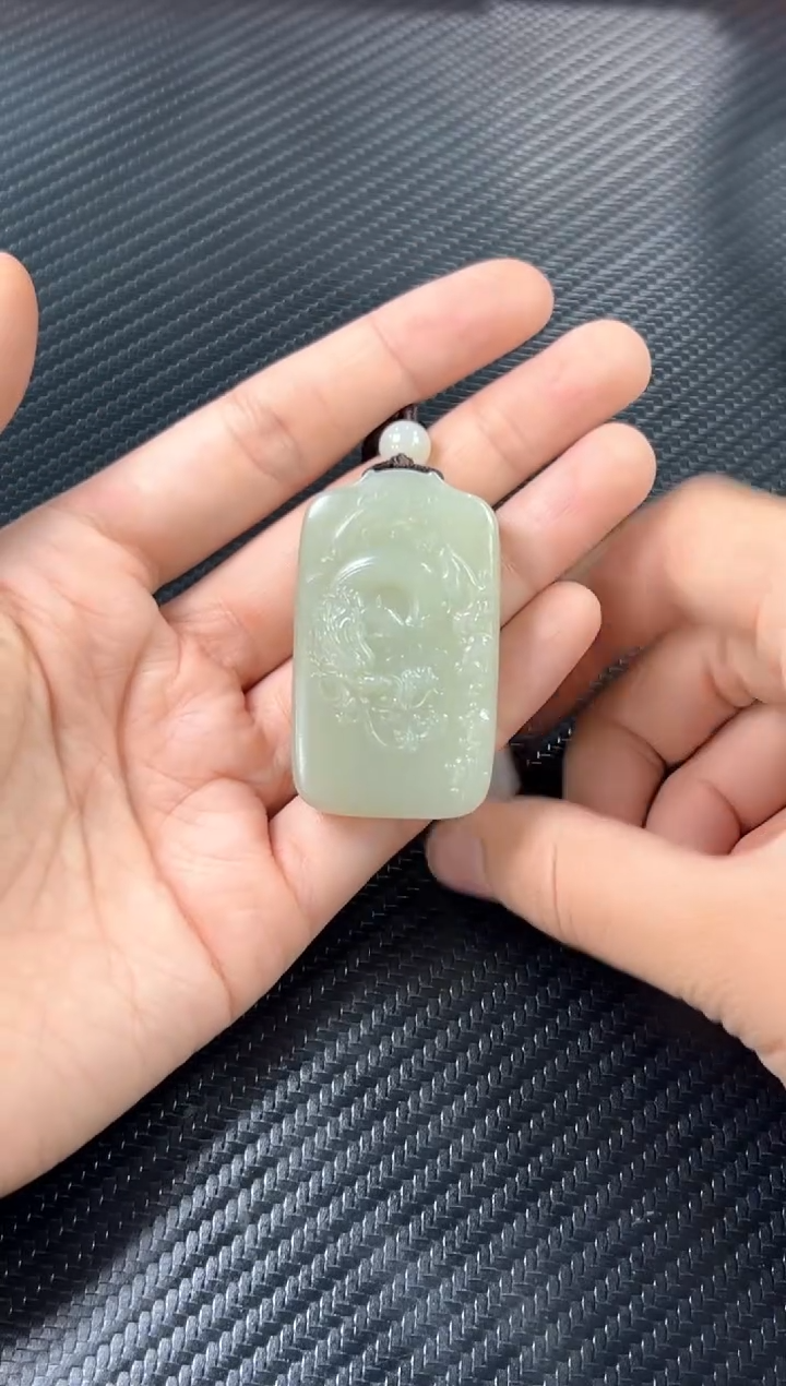吊坠(赠链)未镶嵌和田玉且末微色差迪克兰二细