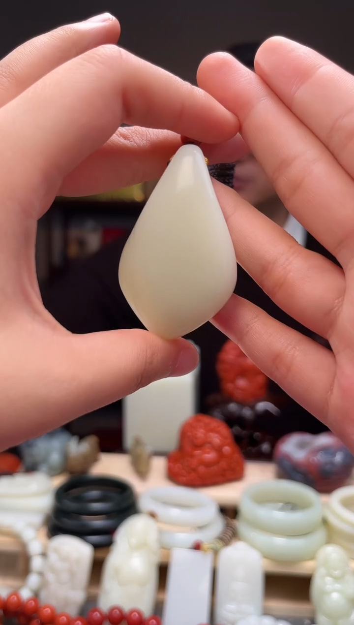 颈饰未镶嵌和田玉吊坠