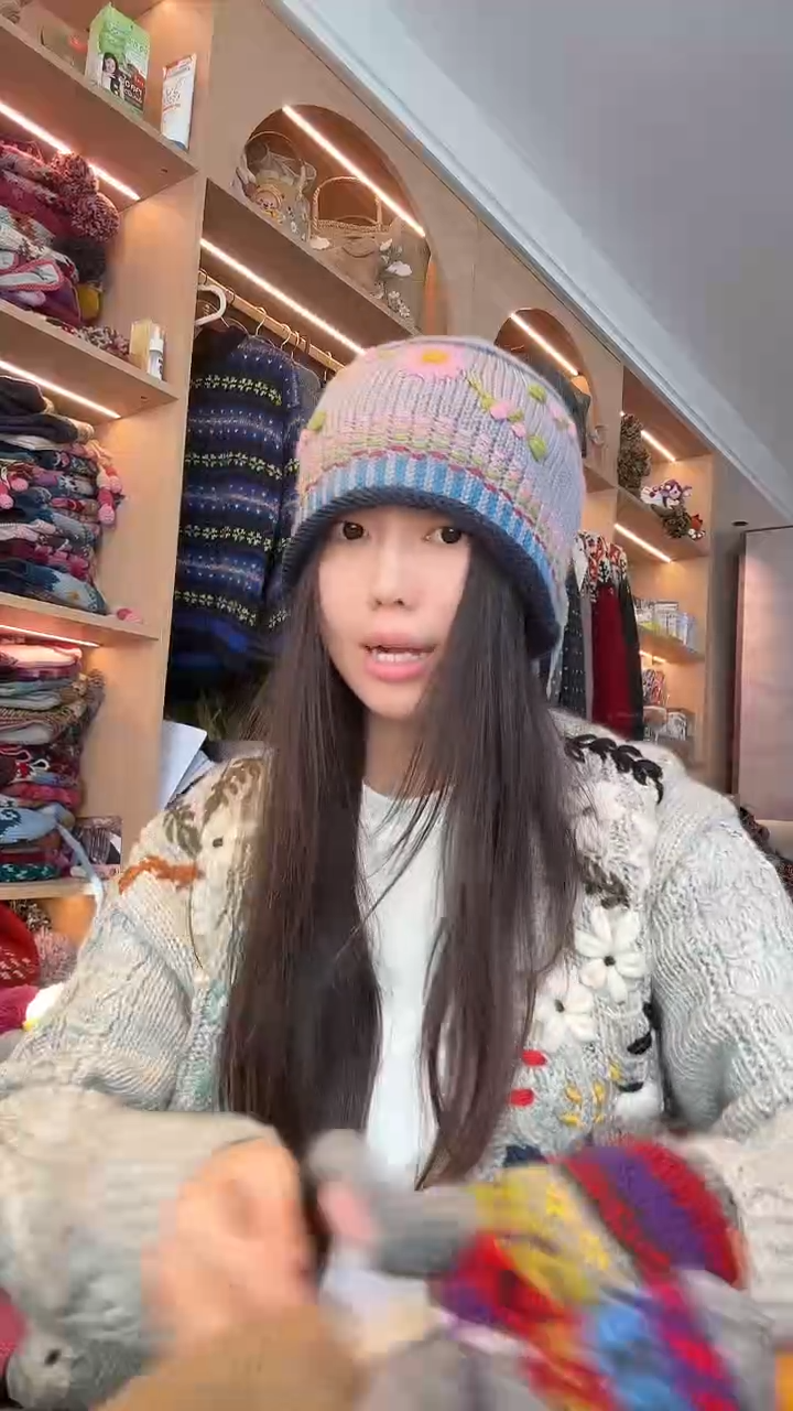 羊毛蓝色刺绣帽 