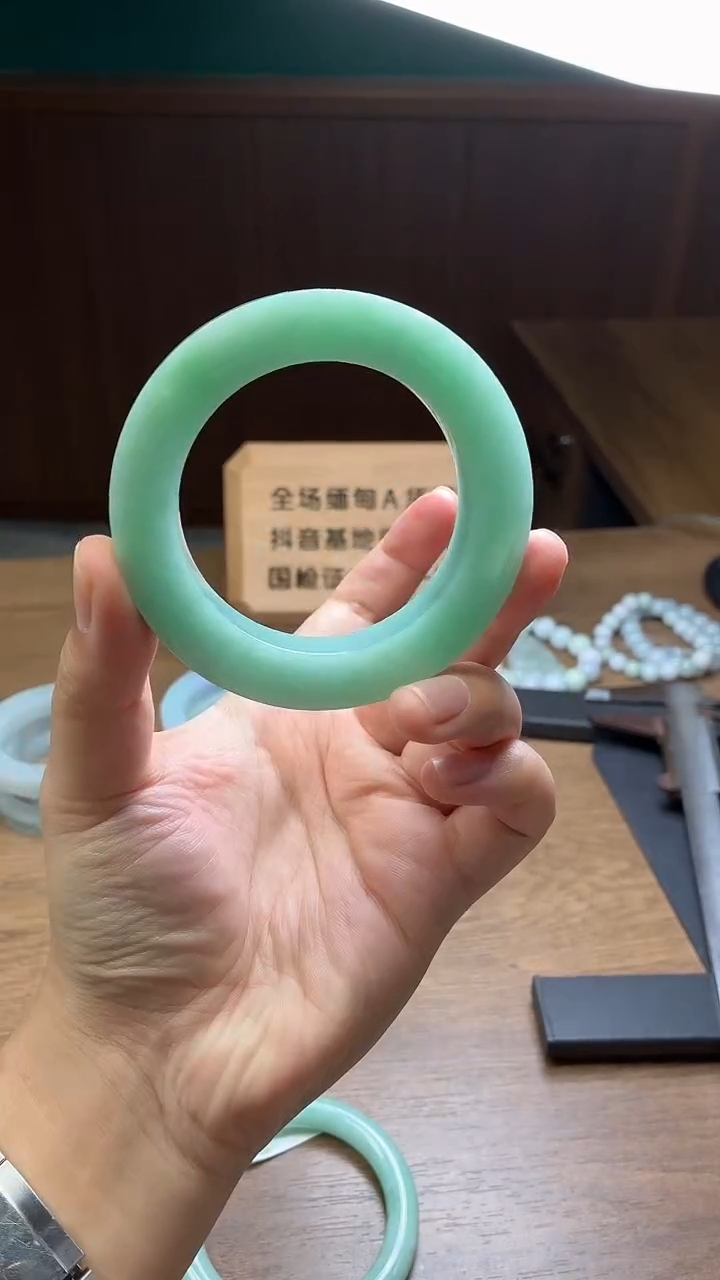 未镶嵌手镯定制翡翠流**舞定制