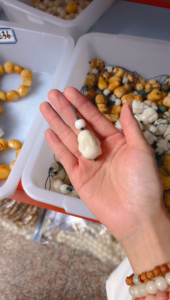 吊坠菩提根/象牙果白色趴趴兔挂件