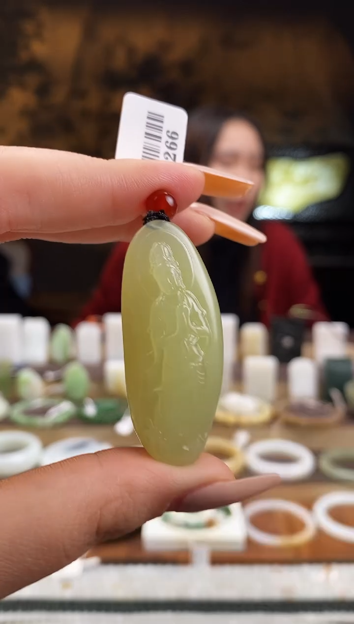 颈饰未镶嵌和田玉正黄口 观音