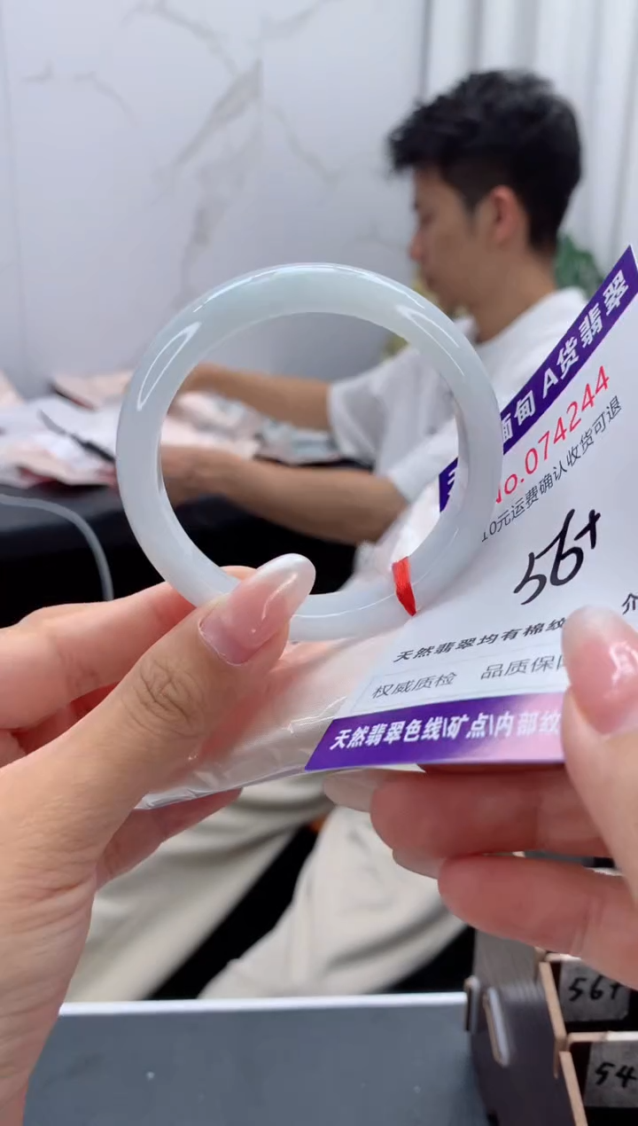 未镶嵌手镯翡翠有纹，完美者勿拍