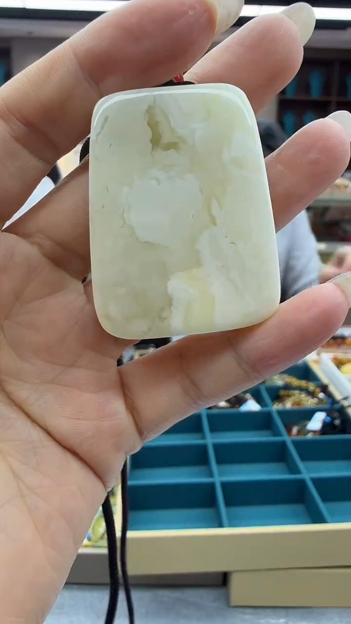 琥珀颈饰未镶嵌112秒拍号 假一罚三 