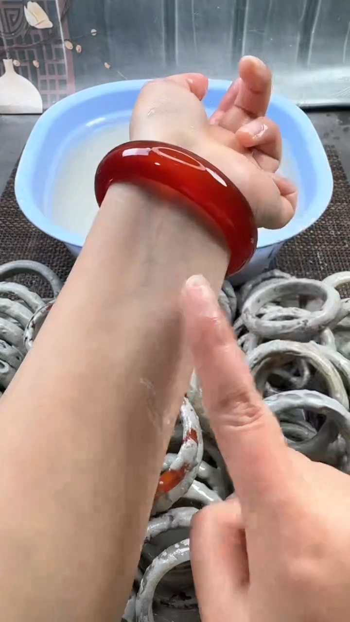 【闪购商品】石英质玉手镯未镶嵌18