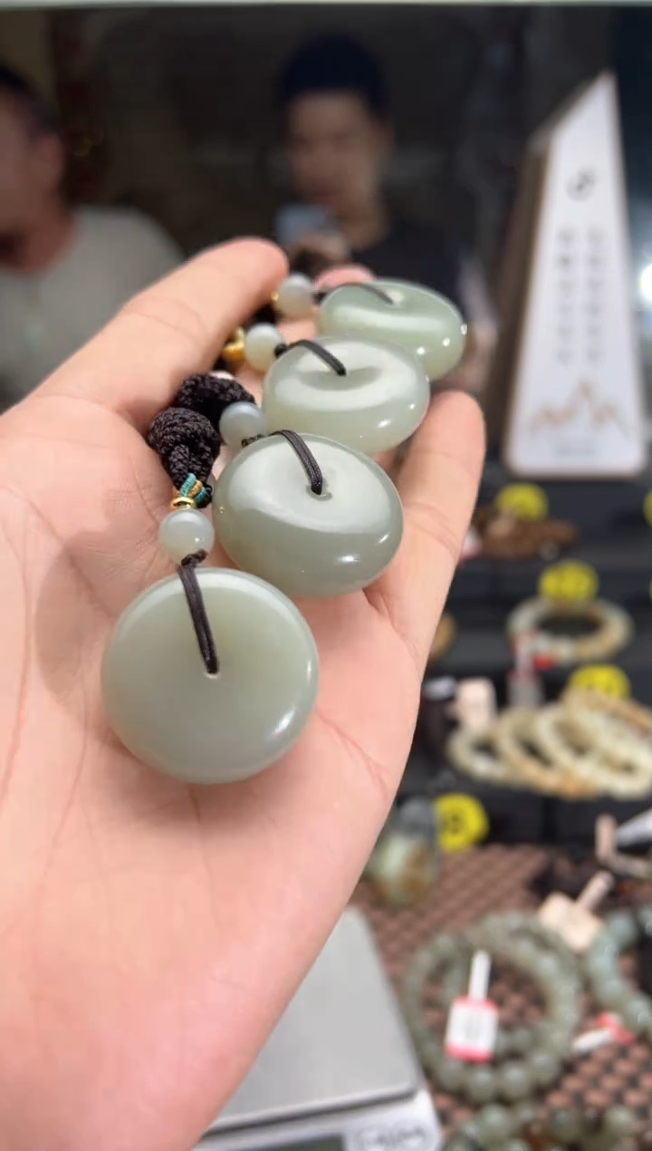 和田玉未镶嵌吊坠(赠链)且末料青白玉吊坠 多样性发其一