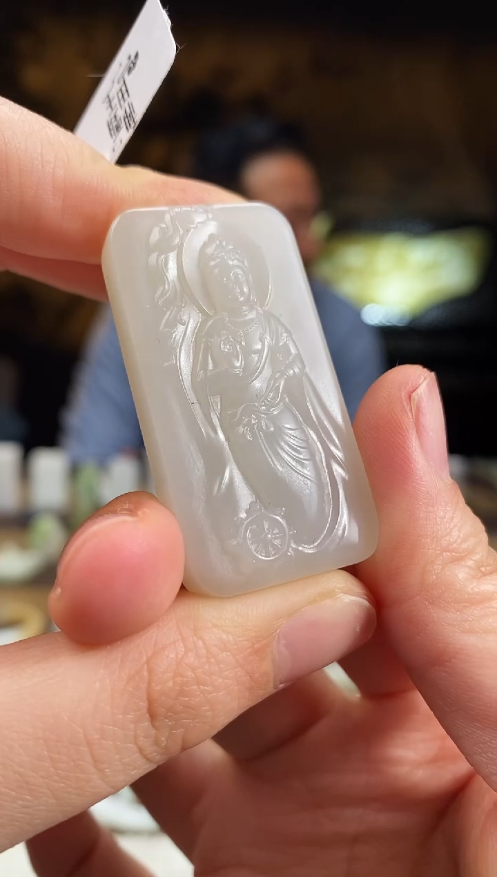 颈饰未镶嵌和田玉且末暖白  站观音