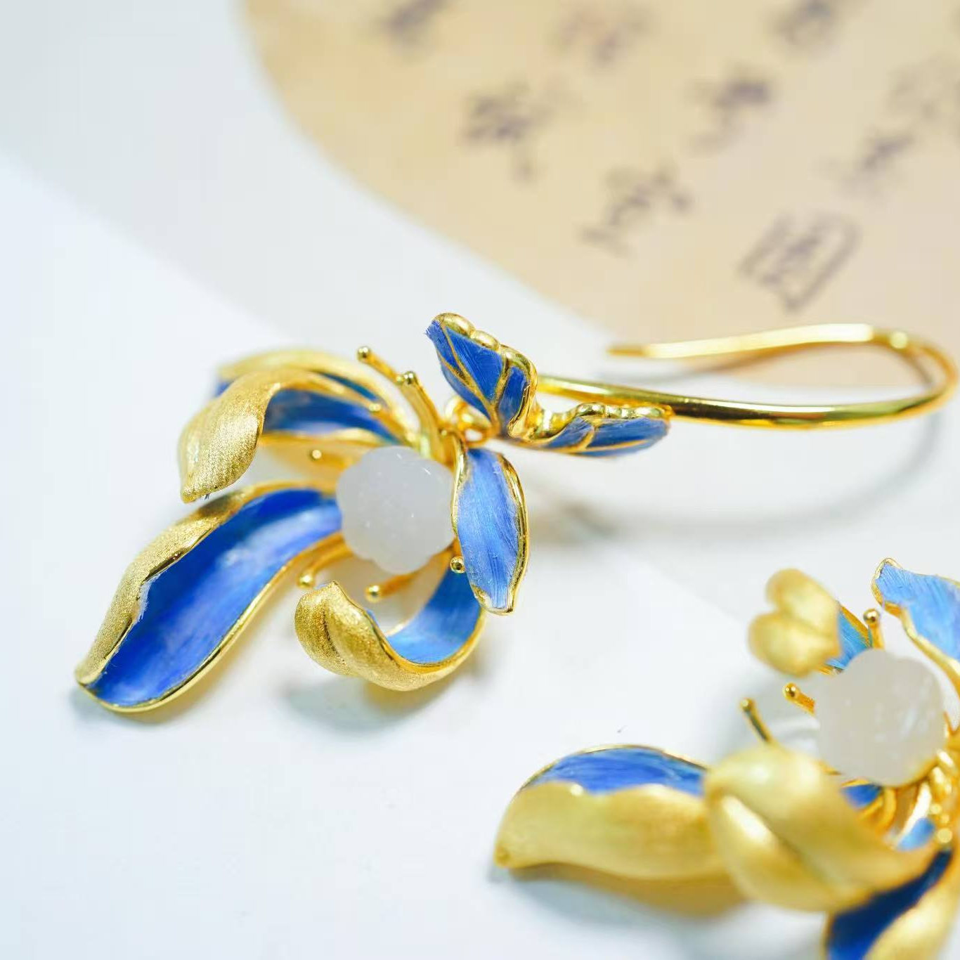 衣锦媚行 925银镀金和田玉点翠莲花荷花耳饰E2824