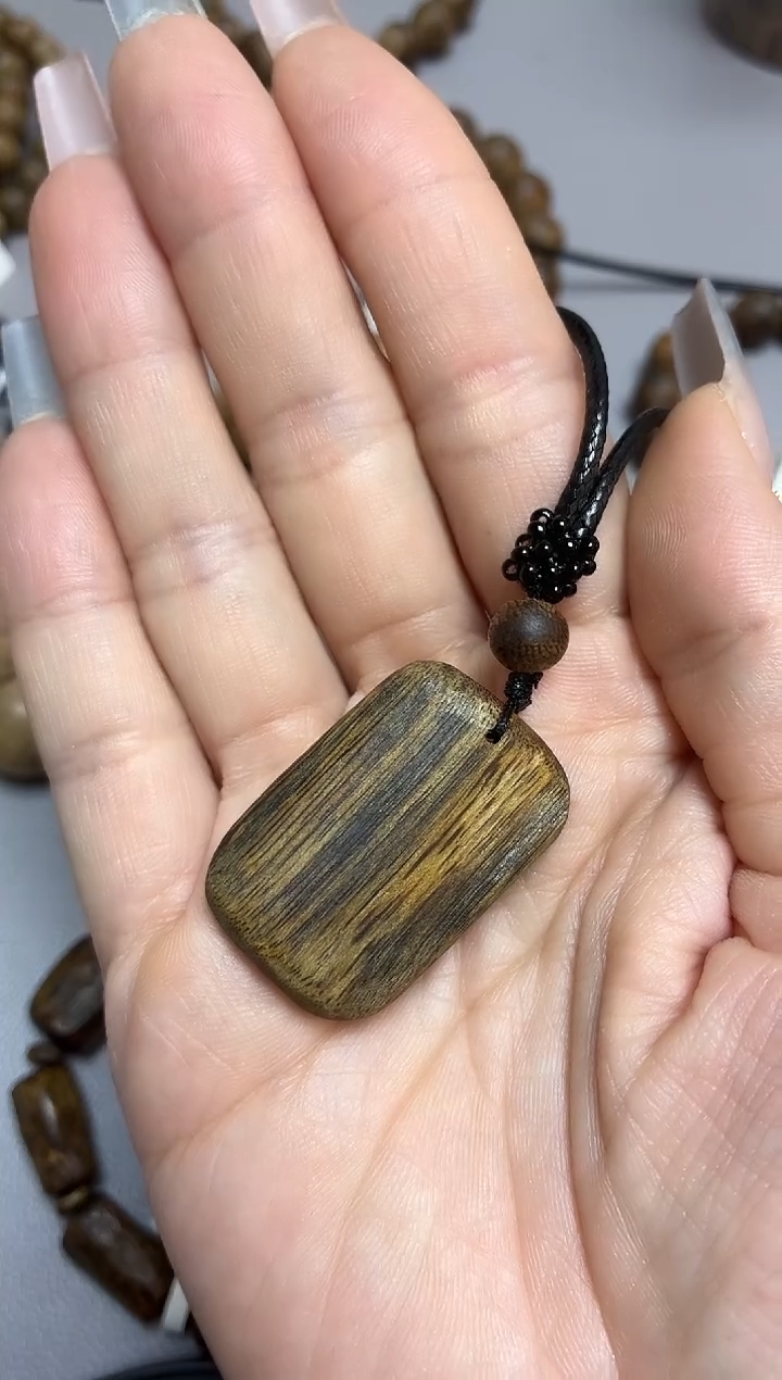 沉香吊坠海南红金猊随型吊坠多样性发其一